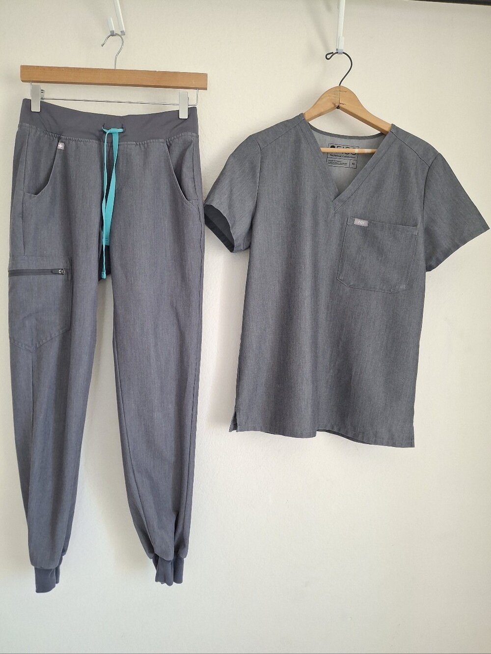 Figs Set of Graphite Zamora Jogger Scrub Pants & Catarina Top Size XS
